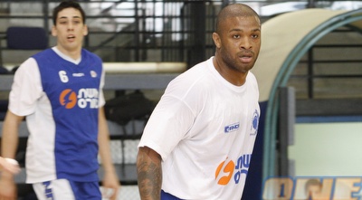 פי ג´יי טאקר.  (שי לוי)