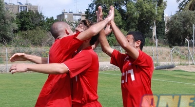 שחקני הפועל חיפה חוגגים אחרי השער (שי לוי)