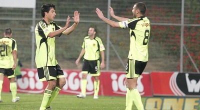 שחקני בית&qout;ר חוגגים (דרור עינב) שחקני בית&qout;ר חוגגים (דרור עינב)