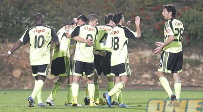 שחקני בית&qout;ר חוגגים את הניצחון על הפועל עכו (דרור עינב)