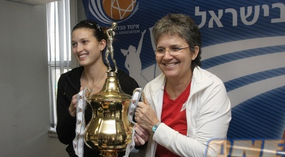 אוסטפלד עם הגביע. אחת הפעילות למען השיוויון (דרור עינב)