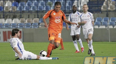 שי חדד מנסה לתקל את פדרו גלבאן בבלומפילד (דרור עינב) שי חדד מנסה לתקל את פדרו גלבאן בבלומפילד (דרור עינב)