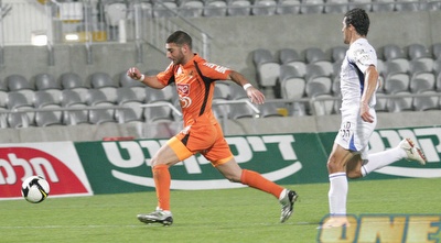 אלירן עטר מתקדם עם הכדור מול צ´קאנה (דרור עינב) אלירן עטר מתקדם עם הכדור מול צ´קאנה (דרור עינב)