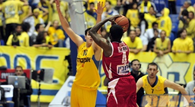 פארגו מנסה לקלוע מעל פניני (אלעד ירקון) פארגו מנסה לקלוע מעל פניני (אלעד ירקון)