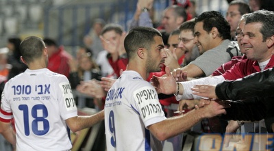 מור גולן ותמיר בן עמי חוגגים עם הקהל (דרור עינב) מור גולן ותמיר בן עמי חוגגים עם הקהל (דרור עינב)