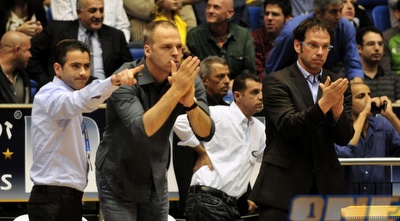 הספסל של מכבי ת&qout;א מרוצה ממה שהוא רואה (אלעד ירקון) הספסל של מכבי ת&qout;א מרוצה ממה שהוא רואה (אלעד ירקון)