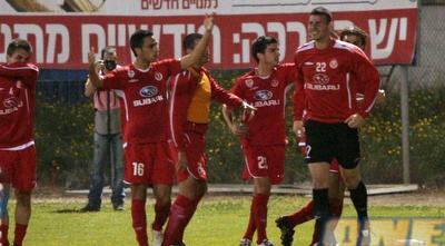 שחקני הפועל חוגגים באורווה, שער חשוב מאוד לאדומים (רועי גלדסטון)