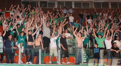 אוהדי מכבי חיפה בעננים אחרי הניצחון (עמית מצפה)