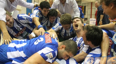 שחקני אס&qout;א ת&qout;א חוגגים (דרור עינב)