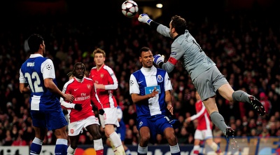 אלמוניה מאגרף את הכדור. ארסנל קרובה לרבע הגמר (GettyImages)