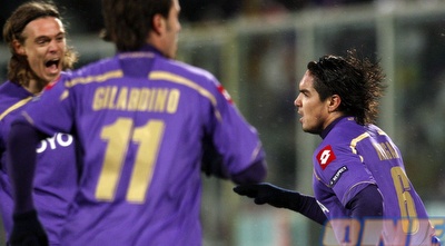 ורגאס חוגג עם שחקני פיורנטינה את שער היתרון (רויטרס)