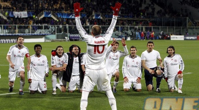 שחקני באיירן עושים כבוד לרובן (רויטרס)