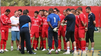 גוטמן עם השחקנים: &qout;תראו שמב שקרה רועי גלדסטון) גוטמן עם השחקנים: &qout;תראו שמב שקרה רועי גלדסטון)