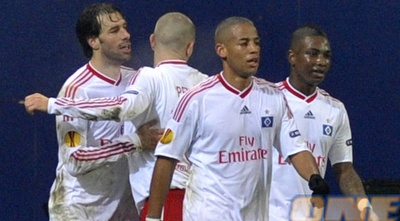 ואן ניסטלרוי מקבל את התמיכה והאהבה מחבריו אחרי השער מול אנדרלכט (רויטרס)