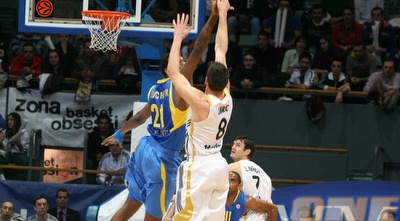 פישר מנסה לעצור את יאריץ´ (שרון קביליו)