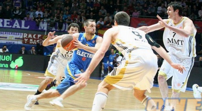 ויזנייבסקי מול ריאל מדריד. גם הספרדים לא הצליחו לעצור את המכביזם (שרון קביליו) ויזנייבסקי מול ריאל מדריד. גם הספרדים לא הצליחו לעצור את המכביזם (שרון קביליו)