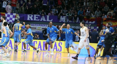 שחקני מכבי מתפרקים לאחר הניצחון (שרון קביליו)