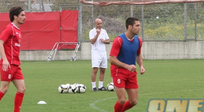 שכטר ודה רידר באימון. החלוץ שר לו באימונים (רועי גלדסטון)