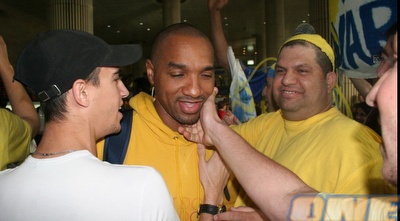 שארפ מתקבל על ידי האוהדים הצהובים בנתב&qout;ג (קובי אליהו)