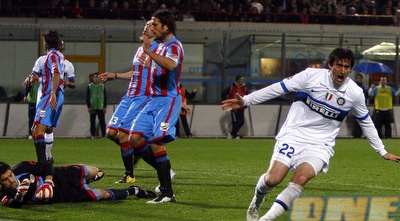 מיליטו חוגג מול שחקני ההגנה של קטניה. זה היה מוקדם מידי (רויטרס) מיליטו חוגג מול שחקני ההגנה של קטניה. זה היה מוקדם מידי (רויטרס)