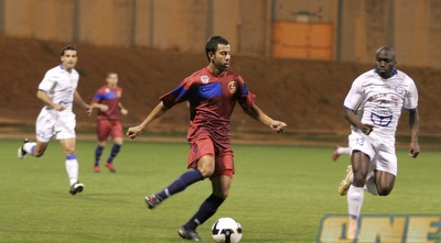 רעננה מול עכו. נראה שהגדלת הליגה תרמה למצב (דרור עינב)