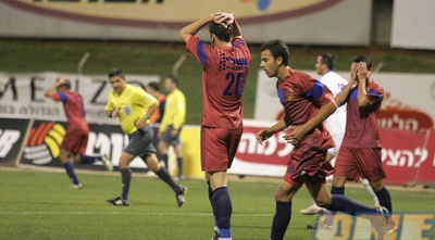 דודו ביטון תופס את הראש (דרור עינב)