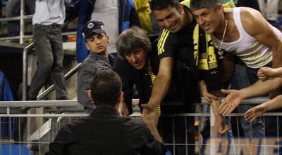 אוהדי בית&qout;ר עם דוד אמסלם (גיא בן זיו)