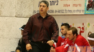 אלי רבי מודאג על הקווים (שרון קביליו) אלי רבי מודאג על הקווים (שרון קביליו)