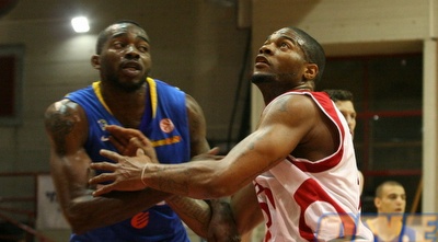 לזאמה וברדפורד נאבקים על הכדור החוזר (שרון קביליו) לזאמה וברדפורד נאבקים על הכדור החוזר (שרון קביליו)