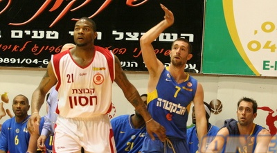 ויזנייבסקי וברדפורד מסתכלים על הכדור (שרון קביליו) ויזנייבסקי וברדפורד מסתכלים על הכדור (שרון קביליו)