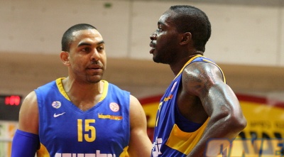 בלות´נטאל מנסה להרגיע את לאזמה (שרון קביליו) בלות´נטאל מנסה להרגיע את לאזמה (שרון קביליו)