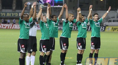 שחקני מכבי חיפה חוגגים (עמית מצפה)