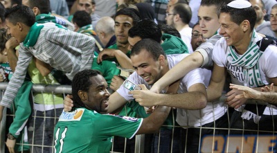 בוקארי עם הקהל של חיפה (עמית מצפה)