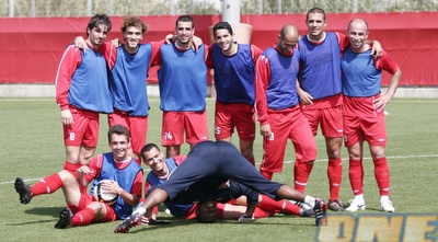 האדומים משתעשעים, אניימה פוצח בקריירת אקרובטיקה (רועי גלדסטון)