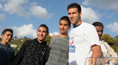 דקל קינן עם הילדים במגדל העמק ביום המעשים הטובים (עמית מצפה)