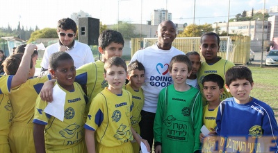 מסיללה ודבאלשווילי מעניקים יום של אושר לילדים (עמית מצפה)