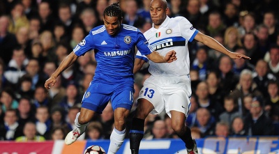 מאלודה מנסה לשמור על הכדור מול מייקון (GettyImages) מאלודה מנסה לשמור על הכדור מול מייקון (GettyImages)