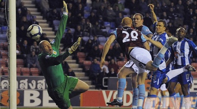 קולדוול נוגח את שער השיוויון (רויטרס) קולדוול נוגח את שער השיוויון (רויטרס)