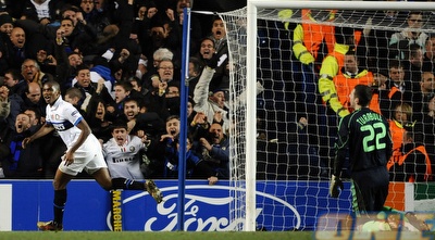 סמואל אטו כובש מול טורנבול ורץ לחגוג עם האוהדים (GettyImages) סמואל אטו כובש מול טורנבול ורץ לחגוג עם האוהדים (GettyImages)