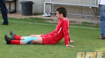 דני בונדר עם החבישה על הברך. צפוי לפתוח כמגן ימני (רועי גלדסטון)