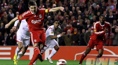 ג´רארד בועט את הפנדל של ליברפול הערב באנפילד (GettyImages)