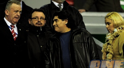 מאמן ארגנטינה, דייגו מראדונה, ביציעי אנפילד (GettyImages)