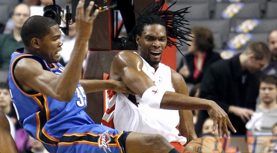 קווין דוראנט וכריס בוש במאבק אווירי (רויטרס)