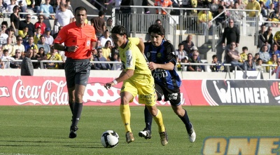 בוזגלו מול אלמוג כהן. הקשר האחורי מושך עניין גם ממכבי ת&qout;א (קובי אליהו)