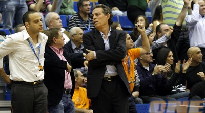 בירנבוים מתייעץ עם רועי חגאי (אלעד ירקון) בירנבוים מתייעץ עם רועי חגאי (אלעד ירקון)