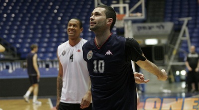 אלכסנדר ראשיץ´ ורוברטס. הראשון קלע את השלשה המכרעת (קובי אליהו) אלכסנדר ראשיץ´ ורוברטס. הראשון קלע את השלשה המכרעת (קובי אליהו)