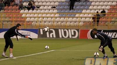 ככה זה נראה ללא מאמן שוערים. ניל אברבנל מחמם את אניימה בראשל&qout;צ (קובי אליהו)