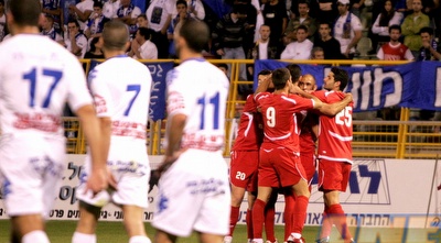 ראשו של שי אבוטבול מציץ בתוך דבוקת החברים החוגגים (קובי אליהו)