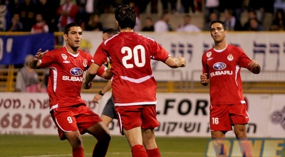 שכטר מברך את ורוצ&acute;ינה על שער ראשון במדי הפועל תל אביב (קובי אליהו)