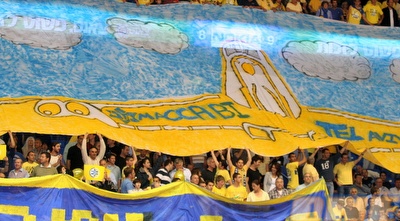 הדגלים של אוהדי מכבי ת&qout;א (שרון קביליו) הדגלים של אוהדי מכבי ת&qout;א (שרון קביליו)